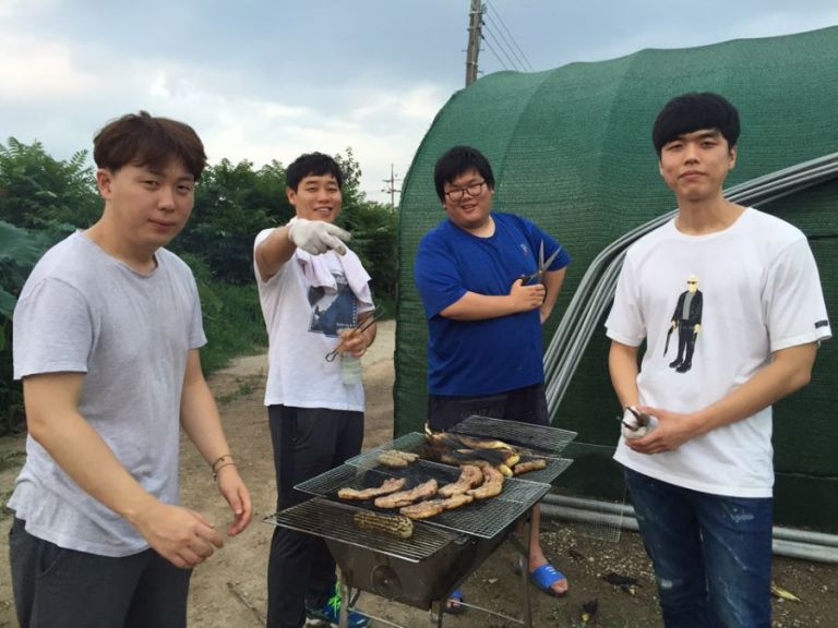 농막에서의 바베큐 파티